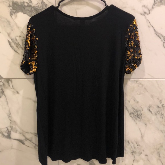 Black tee with gold and black sequence sleeves - Picture 4 of 5